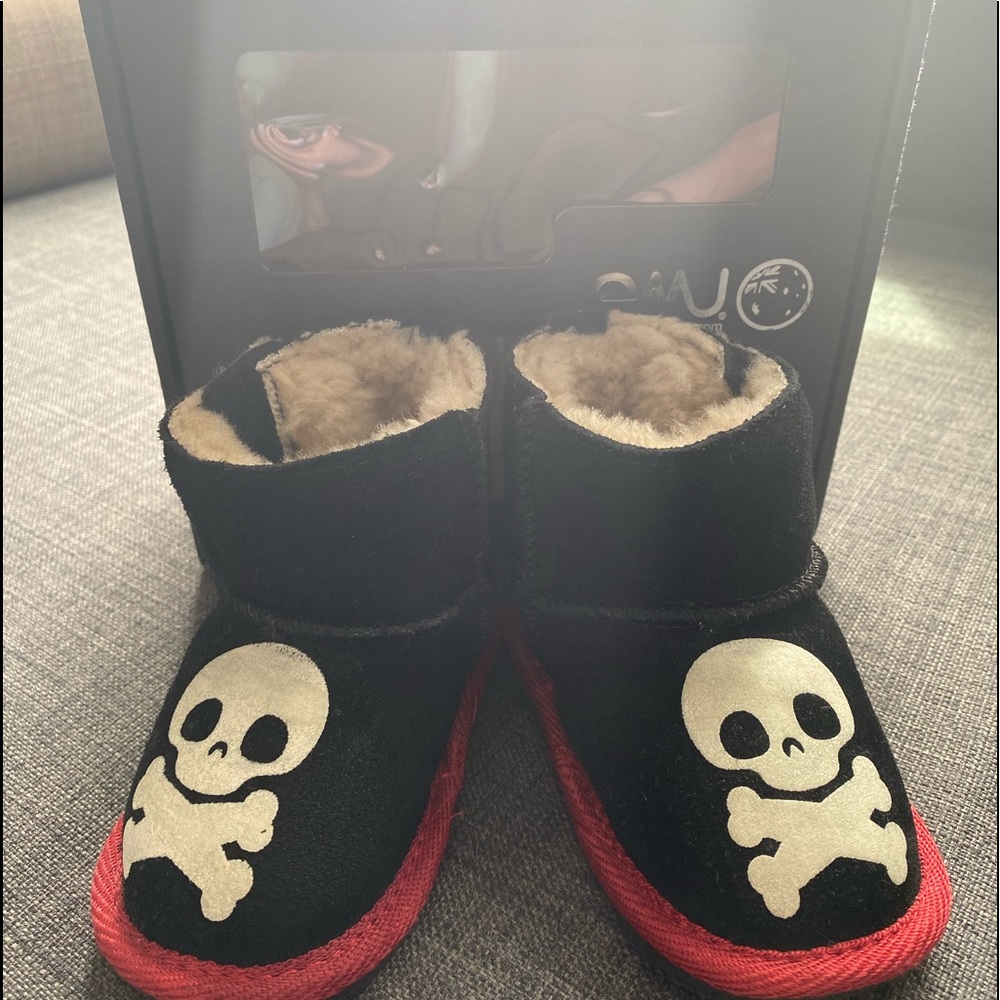 Emu 100% wool, sheepskin ugg with skulls.